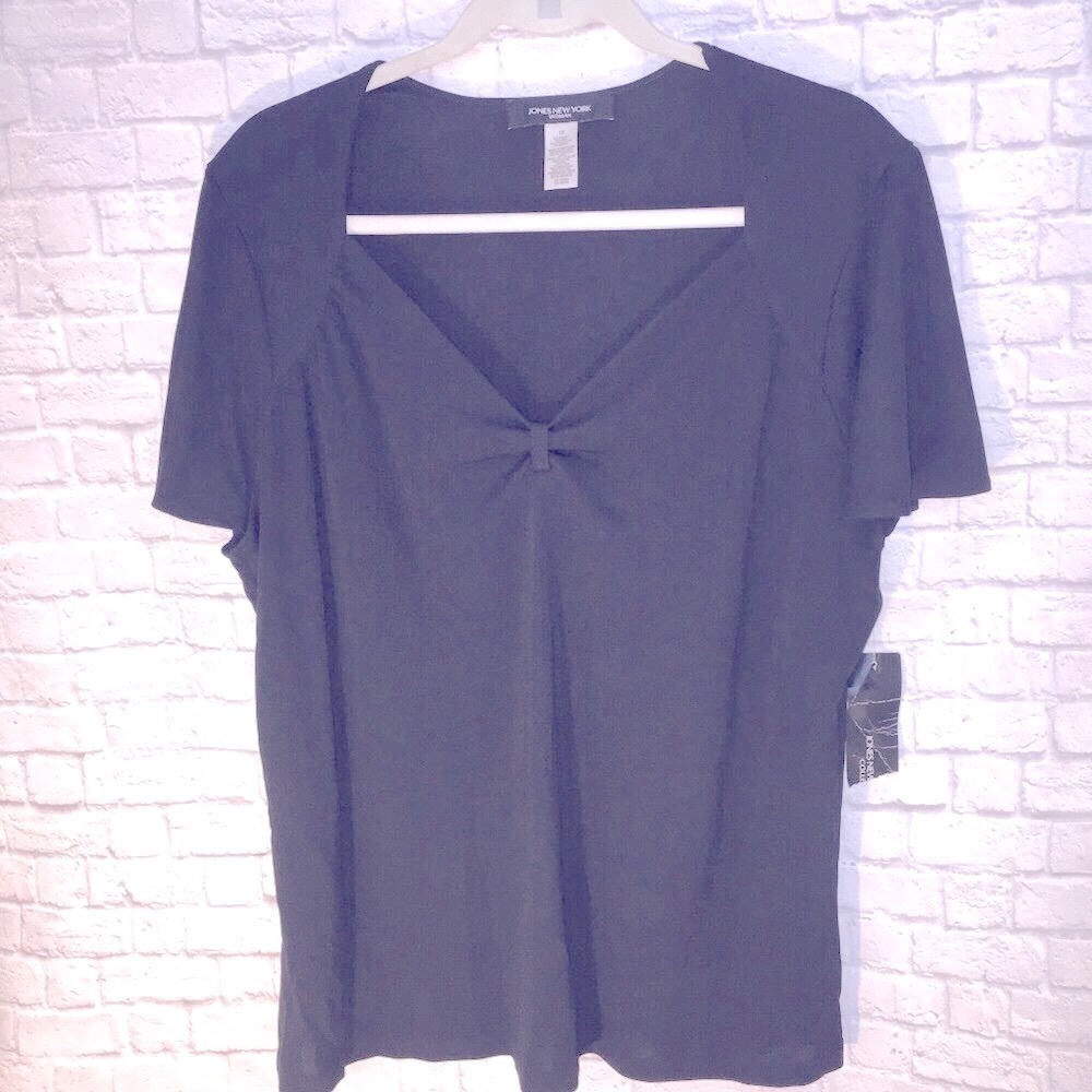 Jones New York black v neck short sleeve top